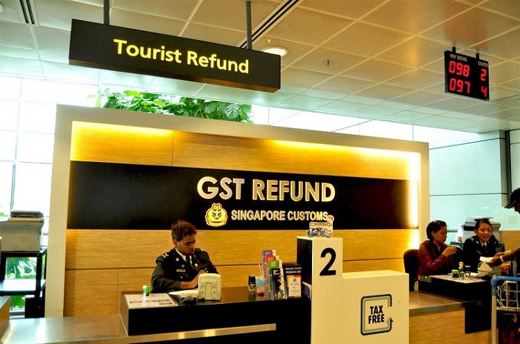 Vấn đề hoàn thuế: Ở Singapore, khi bạn mua bất cứ món gì đều phải đóng thuế có tên viết tắt là GST (good service tax). Thuế này bạn có thể sẽ được hoàn lại khi bạn rời khỏi Singapore với điều kiện bạn phải lấy đúng hóa đơn theo quy định của Singapore. Khi đến sân bay, bạn nên tìm terminal 1, hoặc 2, hoặc 3 và sau đó đến chỗ dịch vụ khách hàng hỏi họ thủ tục hòan thuế để được chỉ dẫn. Khi mua hàng nhớ yêu cầu hóa đơn (giống ở nước mình là hóa đơn tài chính) để được hoàn thuế 7%.