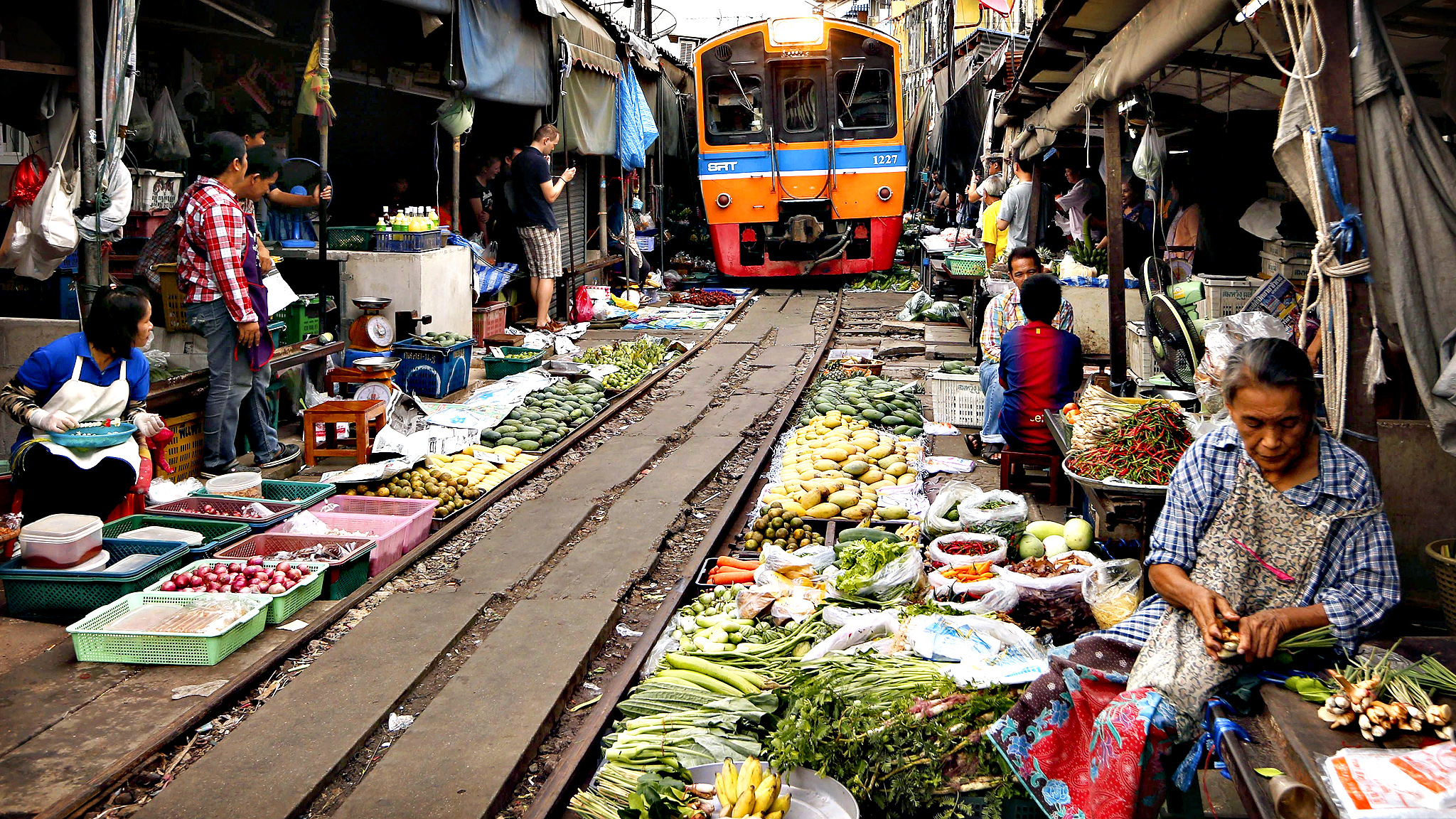 Chợ ngay trên đường ray