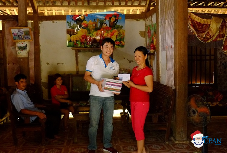 Ông Trần Duy Khánh - Giám đốc công ty Cổ phần thương mại và dịch vụ du lịch Đại Dương cùng đoàn từ thiện đến thăm hỏi và tặng quà cho những gia đình có hoàn cảnh khó khăn tại xã Trung Sơn, huyện Yên Sơn, tỉnh Tuyên Quang