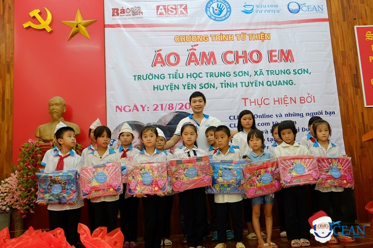 Ông Trần Duy Khánh lên trao tặng quà cho những em học sinh khó khăn và có thành tích xuất sắc