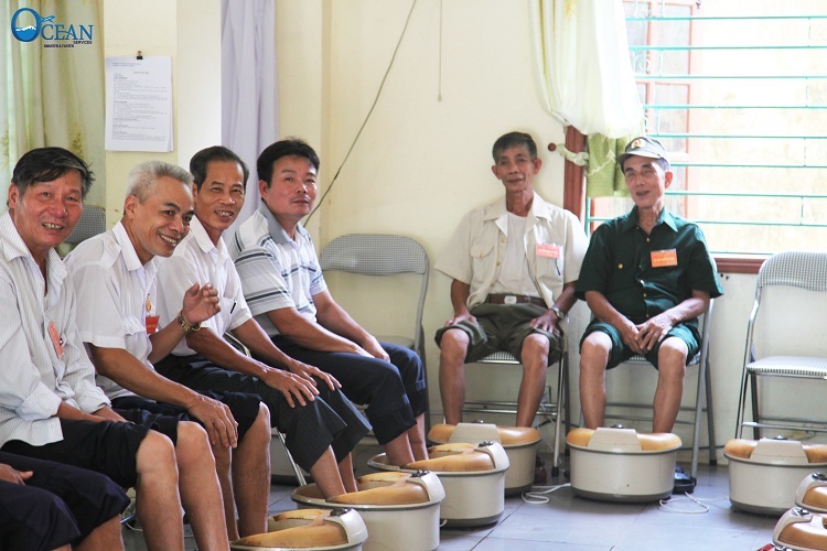 Nụ cười của các cựu chiến binh tại trung tâm điều dưỡng Người có công số II Hà Nội nằm ở Xã Viên An, Huyện Ứng Hòa, Thành phố Hà Nội khi ban lãnh đạo của Du Lịch Đại Dương đến thăm hỏi