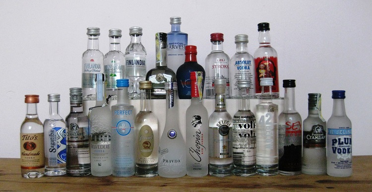 Vodka nguyên chất là thứ rượu có nguồn gốc từ một số nước Đông Âu, phổ biến nhất ở Nga, Ba Lan và Litva. Nó cũng có truyền thống lâu đời ở các nước Bắc Âu. Các khu vực này thường được gọi là vùng Vodka không chỉ vì Vodka có nguồn gốc ở đây, mà còn vì đây là nơi sản xuất và tiêu thụ vodka nhiều nhất trên thế giới. Ở Nga có hẳn một bảo tàng về vodka. Du khách đi du lịch Nga sẽ không thể bỏ lỡ cơ hội thưởng thức rượu Vodka. Nguyên liệu chế biến rượu Vodka thường từ khoai tây, hoặc từ các loại ngũ cốc được làm để lên men. Trước kia người Nga thường uống rượu Vodka để giữ ấm cơ thể trong những ngày mùa đông lạnh giá, còn ngay nay thưởng thức Vodka đã được nâng tầm thành một nghệ thuật.