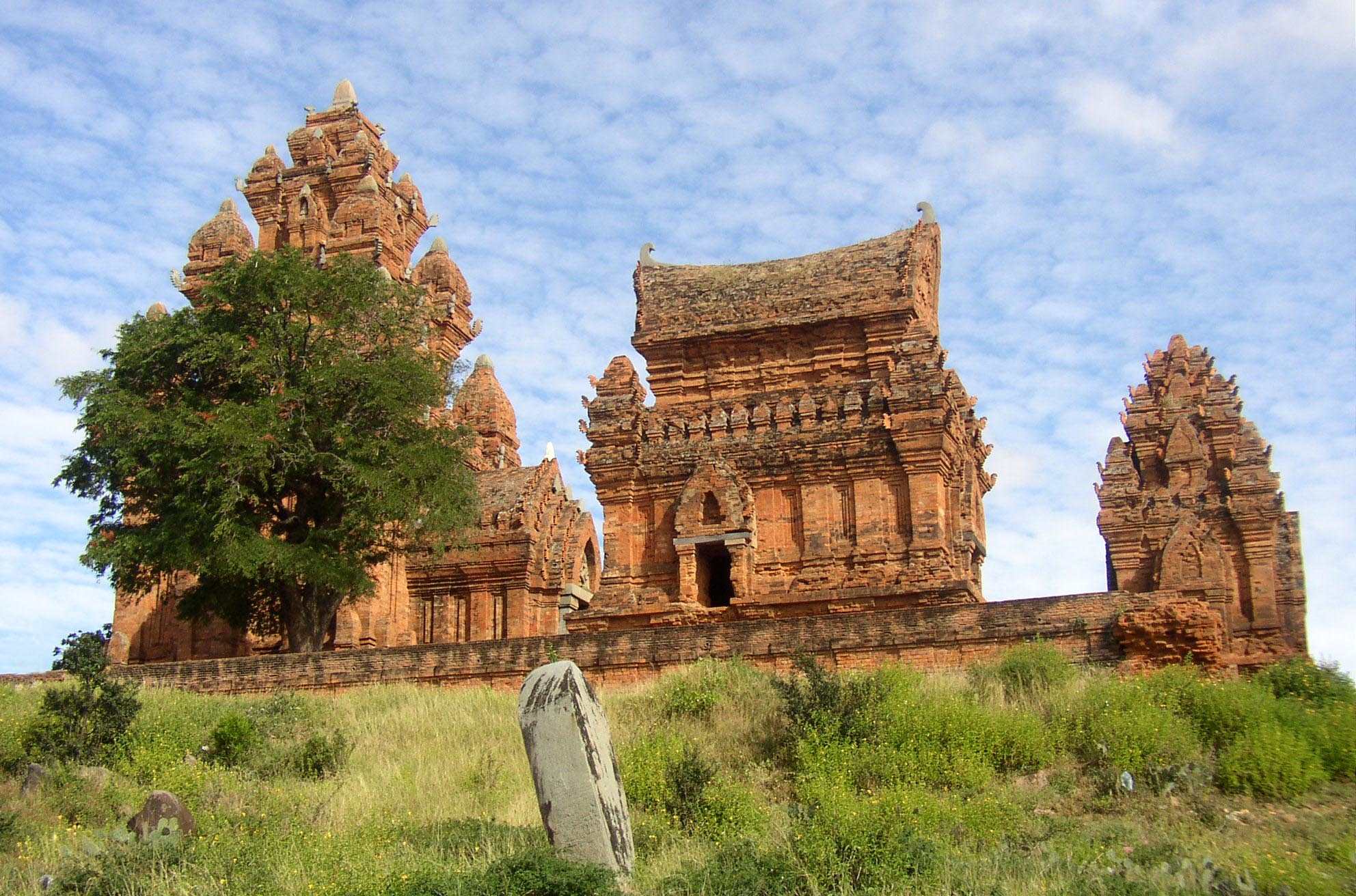 Du lịch nghỉ lễ tham quan tháp cổ Po Klong Graai