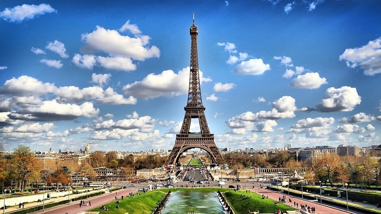 Nước Pháp với tháp đồng hồ nổi tiếng