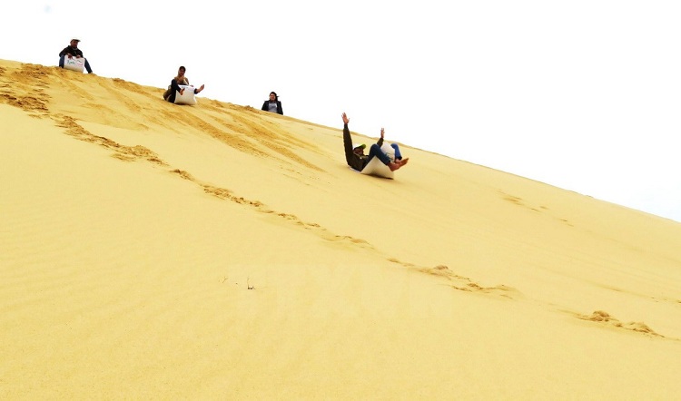 Du lịch Phan Thiết thử trượt cát tại Mũi Né