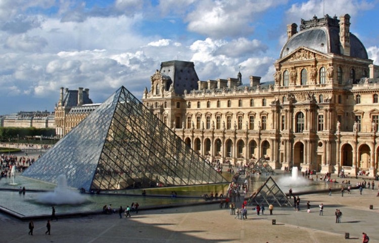 Louvre ở Paris là một viện bảo tàng nghệ thuật và lịch sử nằm tại Quận 1, thành phố Paris, nước Pháp. Đây là một trong những viện bảo tàng nổi tiếng nhất trên thế giới, nơi trưng bày các hiện vật về nền văn minh cổ, nghệ thuật Hồi giáo và đặc biệt là nghệ thuật châu Âu từ thế kỷ 13 cho tới giữa thế kỷ 19. Trong đó có những tác phẩm nổi tiếng bậc nhất của lịch sử nghệ thuật, ví dụ như Tượng thần Vệ Nữ, Mona Lisa, Tượng thần chiến thắng Samothrace, Nữ thần Tự do dẫn dắt nhân dân, cùng nhiều hiện vật giá trị về những nền văn minh cổ, như phiến đá đã ghi bộ luật Hammurabi, tấm bia Mesha.