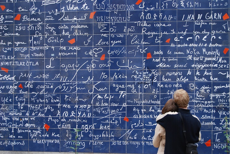 “Bức tường tình yêu” được đặt tại trung tâm của khu vườn Abbesses ở Montmartre, bức tường tình yêu này có diện tích 40m2 và được tạo nên bởi tổng cộng 612 viên gạch men màu xanh lục. Trên bức tường đặc biệt này, cụm từ “I love you” được viết hơn 1.000 lần với hơn 300 loại ngôn ngữ khác nhau, phủ kín toàn bộ bề mặt của bức tường.