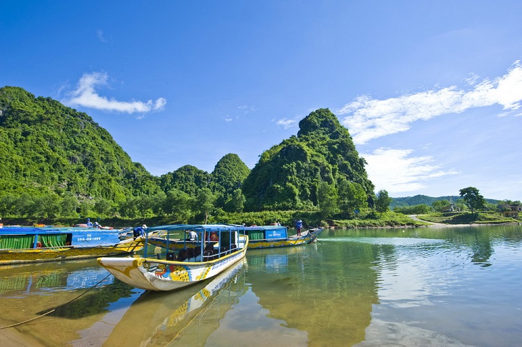 Quảng Bình – mảnh đất thuộc vùng duyên hải Bắc Trung Bộ Việt Nam là một trong những địa phương có rất nhiều danh thắng nổi tiếng thu hút nhiều sự quan tâm của khách du lịch nội địa và quốc tế. 