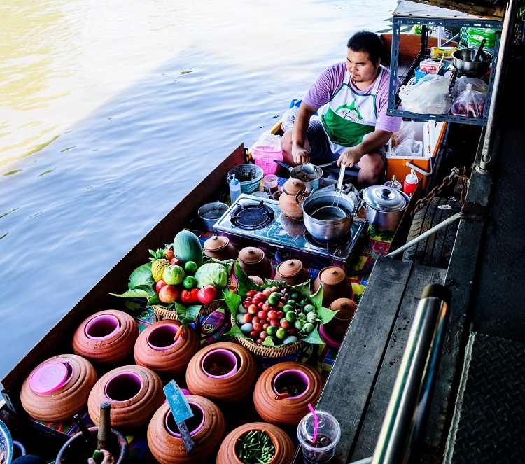 Bán đồ ăn trên sông tại Thái Lan