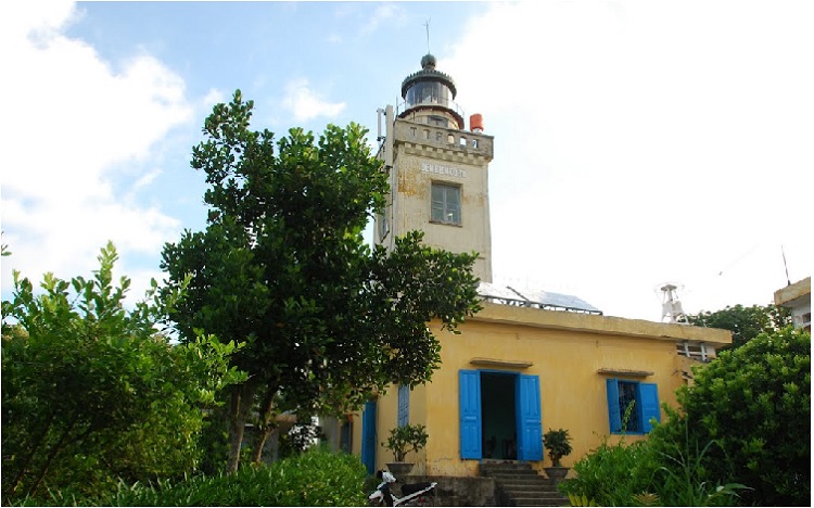 Ngọn hải đăng trên đảo Cô Tô