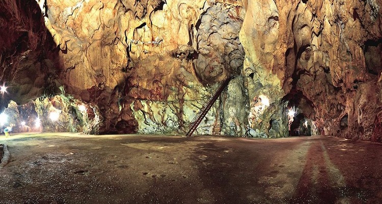 Động thứ nhất của hang Mỏ Luông