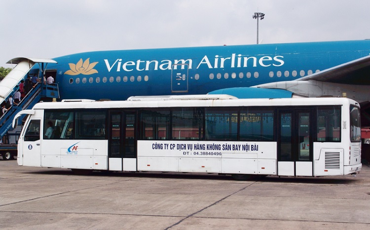 Với việc chú trọng đầu tư thêm các trang thiết bị cũng như các dịch vụ hỗ trợ đặc biệt, ưu tiên dành cho hành khách hạn chế khả năng di chuyển, hãng hàng không Vietnam Airlines đã đánh dấu một bước tiến mới trong việc nâng cao chất lượng dịch vụ, nỗ lực mang đến cho khách hàng những tiện ích tốt nhất. Bên cạnh đó là hàng loạt các chương trình khuyến mại, giảm giá vé hấp dẫn, giúp cho khách hàng có thể bay trên các chuyến bay của hãng một cách an toàn, thoải mái nhất, tiết kiệm nhất.