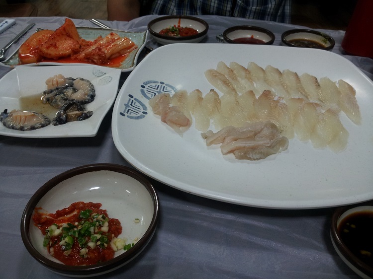 Phố gỏi cá Millak-dong ở Busan