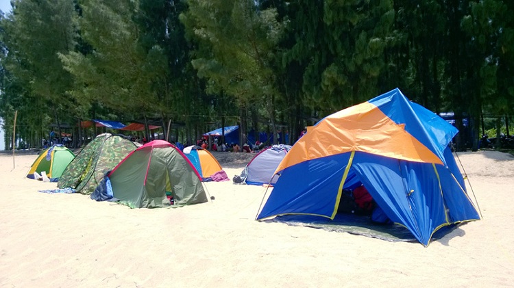 Và có một cách khác nếu bạn muốn ở lại qua đêm, đó là chuẩn bị lều bạt đem theo để dựng lều cắm trại trên bãi biển để ngủ nghỉ. 