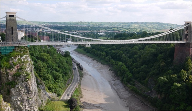 Cầu treo Clifton chính là biểu tượng của Bristol, cầu được bắc qua sông Avon và nối Clifton - khu vực tập trung nhiều trung tâm mua sắm tại hạt Somerset. Cây cầu này được khánh thành năm 1864, đây là sản phẩm trí tuệ của kỹ sư cơ khí dân dụng nổi tiếng – ngài Isambard Kingdom Brunel. Cây cầu đã trở thành một bước ngoặt lớn của khu vực này và rất đáng để tham quan ngay cả khi bạn không cần phải đi qua nó. Chỉ mất khoảng 15 phút nếu bạn lái xe từ trung tâm Bristol và không phải tốn bất kì phí tham quan nào nếu bạn đi bộ hoặc đạp xe lên cầu, tuy nhiên bạn cần trả phí cầu đường nếu đi xe ô tô.