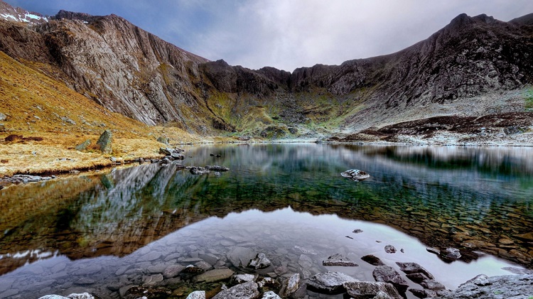 Llyn Idwal là một hồ nước nhỏ nằm bên núi Glyderau tại vùng Snowdonia, miền bắc xứ Wales. Du khách có thể dễ dàng đến đây bằng cách men theo con đường nhỏ xung quanh núi. Hồ nước này trong suốt có thể nhìn thấy đáy, kết hợp với cảnh núi non trùng trùng điệp điệp xung quanh đã tạo nên phong cảnh thiên nhiên kỳ thú và là địa điểm du lịch cuốn hút khách muốn khám phá thiên nhiên nước Anh.