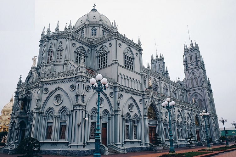 đây là một trong những nhà thờ của Việt Nam có giáo dân đông đúc và thuộc top giàu có bậc nhất trong Giáo phận.