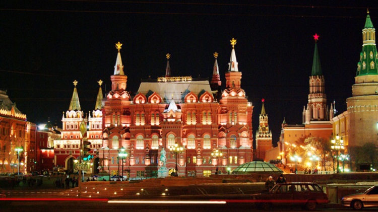 Nổi bật nhất, nguy nga nhất, hoành tráng nhất phải kể đến Điện Kremli, được xây dựng từ thế kỉ XIV – XVII. Điện Kremlin là một tổ hợp pháo đài lịch sử nhìn ra Quảng trường Đỏ ngay tại Mátxcơva, bao gồm có cung điện Kremlin, các nhà thờ Kremlin, và phần tường thành Kremlin cũng với các tháp Kremli.