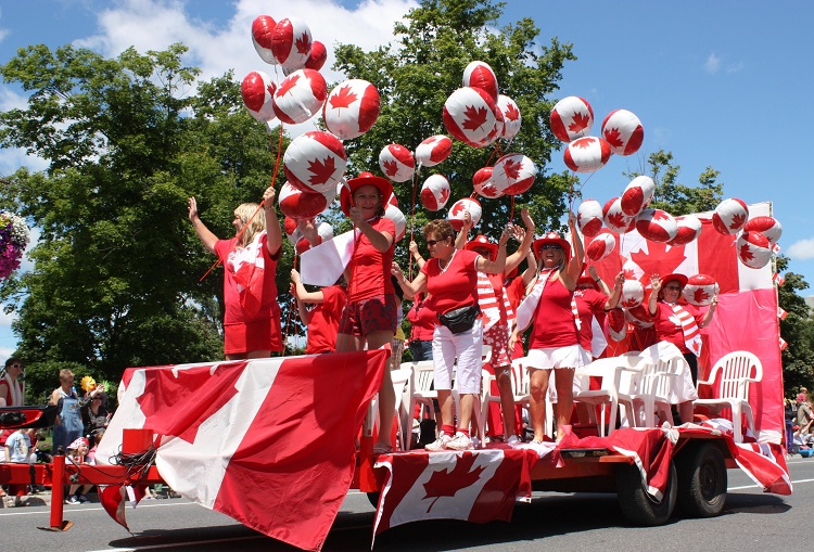 Người dân ở Canada mừng Quốc khánh vào ngày 1/7 cùng với các hoạt động như diễu hành, bắn pháo hoa và hòa nhạc. Tuy nhiên, đây không phải ngày chính xác đánh dấu nền độc lập trọn vẹn của Canada. Theo đạo luật Bắc Mỹ của Anh thành lập chính phủ liên bang Canada vào 1/7/1867 và thống nhất các thuộc địa Anh như Nova Scotia, Ontario, New Brunswick, và Quebec. Người Anh tiếp tục duy trì ảnh hưởng của mình cho đến khi Hiến pháp năm 1982 ra đời.