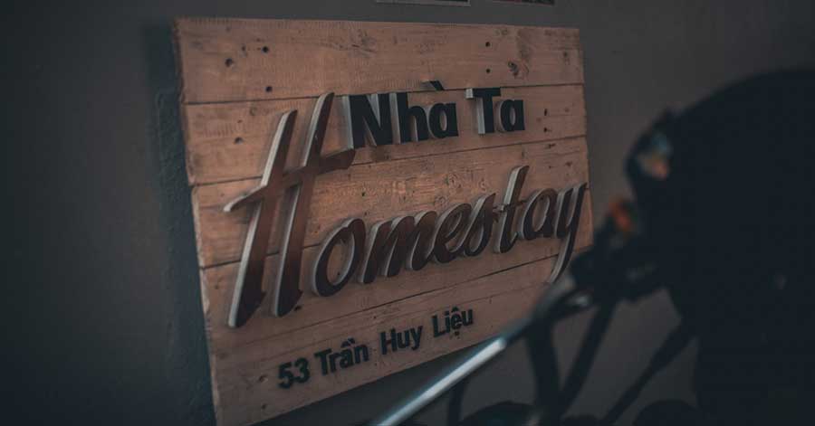 Biển hiệu của Nhà Ta homestay Mộc Châu