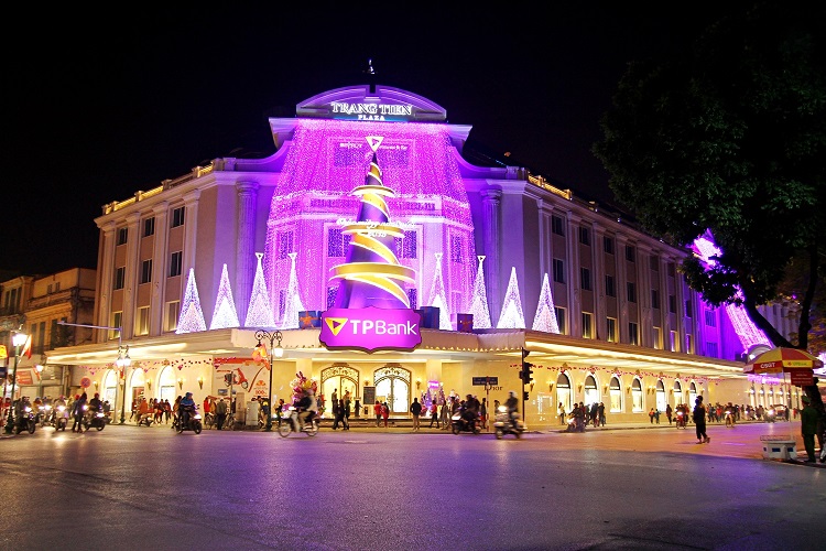 Tràng Tiền Plaza là một trong những khu trung tâm thương mại có vẻ đẹp sang chảnh ở Hà Nội được nhiều bạn trẻ ưa thích khi dịp Noel 24/12 gần kề.
