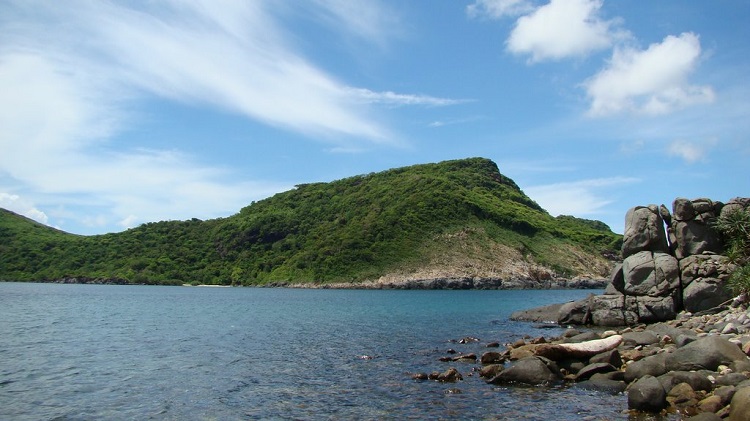 Vịnh Đầm Tre ở phía Đông Bắc của đảo Côn Sơn, cách trung tâm Vườn quốc gia Côn Đảo khoảng 16 km. Vịnh Đầm Tre là một điểm du lịch còn hoang dã với cảnh quan tự nhiên, kín gió. 