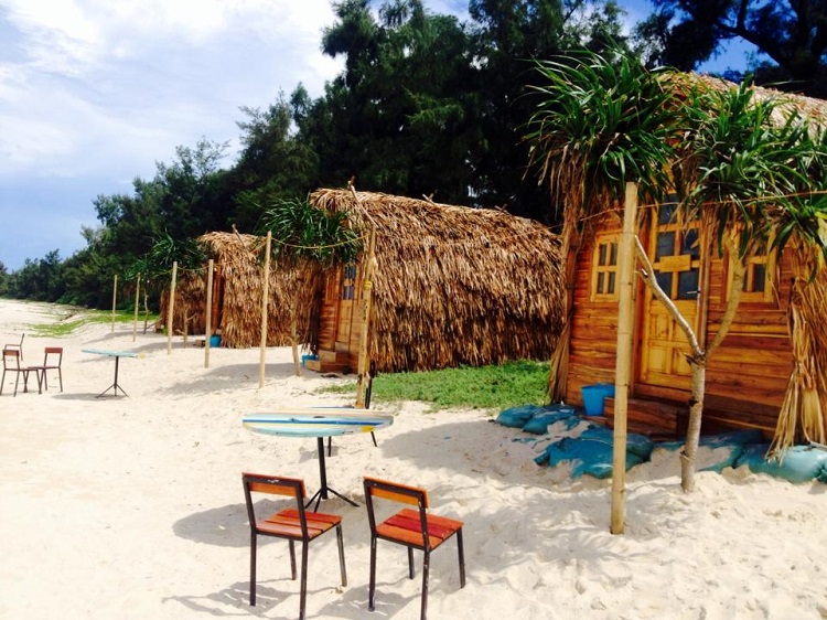Tọa lạc ngay tại Coto Eco Lodge cách trung tâm thị trấn Cô Tô khoảng 6km, những lều gỗ này chẳng những trông rất xinh xắn mà còn có tiện nghi chẳng kém gì ở khách sạn với đầy đủ giường, bàn, tủ và cả nhà vệ sinh riêng biệt.