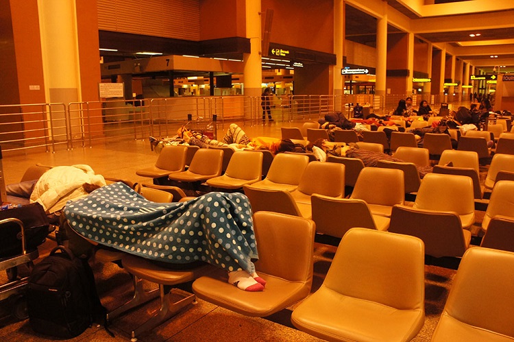 Không nên ngủ ở sân bay một mình