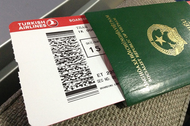 Hộ chiếu là giấy tờ tùy thân rất quan trọng khi bạn bay ra nước ngoài