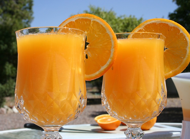Nên tránh uống nước cam vì chất axit trong loại đồ uống này có gây ợ nóng