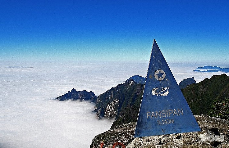 Lên đỉnh Fansipan - “nóc nhà Đông Dương”