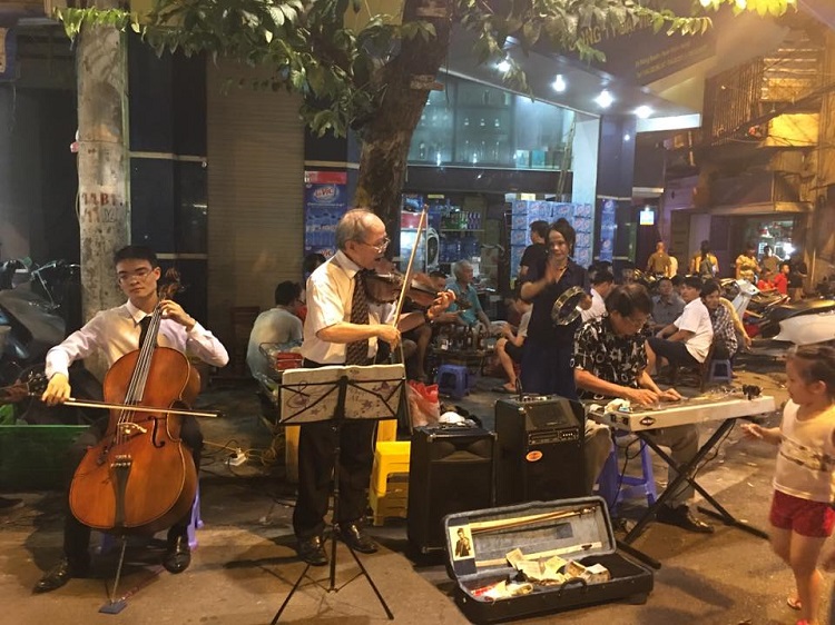 Biểu diễn tại chợ đêm phố cổ Hà Nội