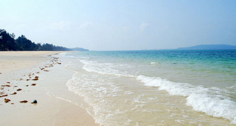 Bãi biển Nam Hải ở Cô Tô