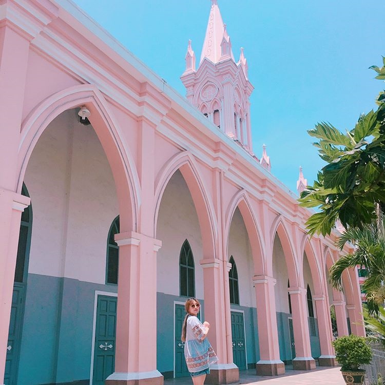 Hành lang nhà thờ màu hồng tại Đà Nẵng