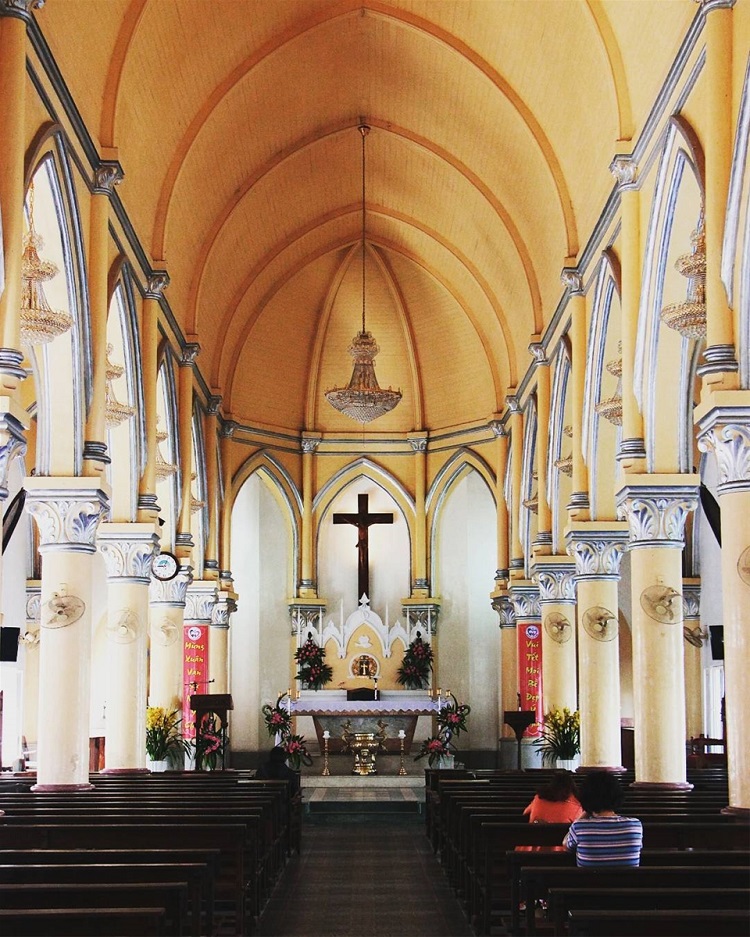 Không gian bên trong của Nhà thờ Con Gà tại Đà Nẵng