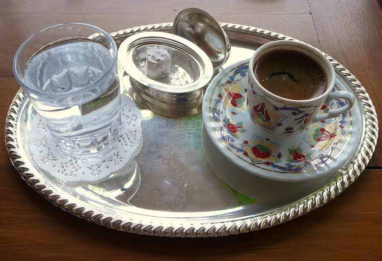 Cà phê Thổ Nhĩ Kỳ không được người bản địa tiêu thụ nhiều như trà. Nhưng đừng lo lắng nhé, bạn sẽ không gặp khó khăn khi muốn thưởng thức cà phê khi tới Istanbul. 