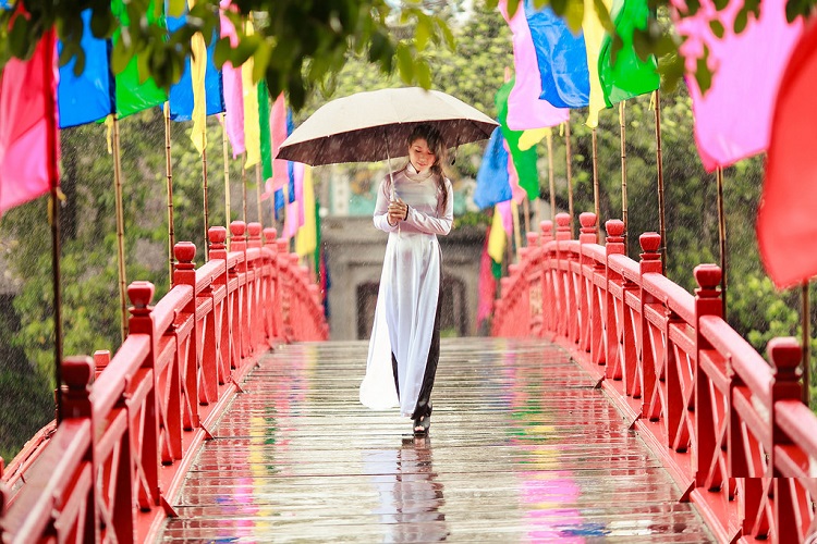 Chụp ảnh Tết ở cầu Thê Húc