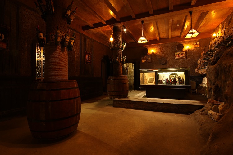  Giá vé tham quan hầm rượu tại Bà Nà 50.000 đồng/ người. Bảo tàng sáp: 100.000 đồng, tàu hỏa leo núi: 70.000 đồng.