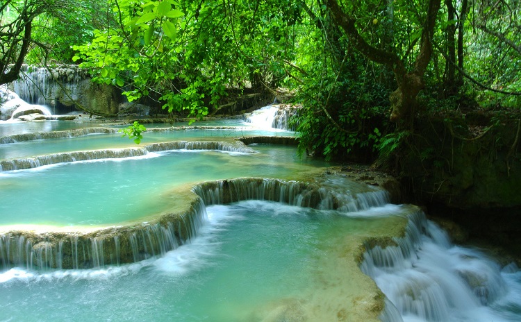 Thác Kuang Si - bạn có thể tham quan trên cung đường phượt 3 nước Đông Dương