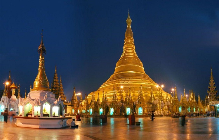 Từ Hà Nội, hãy đặt vé máy bay sang Bangkok để khám phá thủ đô của xứ chùa Vàng trong vòng hai ngày. Đêm thứ ba, bạn nên di chuyển bằng đường tàu hỏa từ ga Hua Lam Phong cho đến Nong Khai, bạn sẽ mất khoảng 10 tiếng ở trên tàu, quãng thời gian đó di chuyển trong đêm nên chắc chắn không dài bất tận như bạn tưởng tượng. Hai ngày tiếp theo ở thủ đô Vieng Chăn của Lào đủ để bạn đi tham quan các đền chùa, tản bộ dọc sông Mekong và thưởng thức ẩm thực của đất nước láng giềng. Kết thúc chuyến đi, ra bến xe Viêng Chăn mua vé ô tô giường nằm để về Hà Nội, qua một đêm là bạn đã có mặt tại quê nhà với một “gia tài ảnh” làm kỉ niệm.