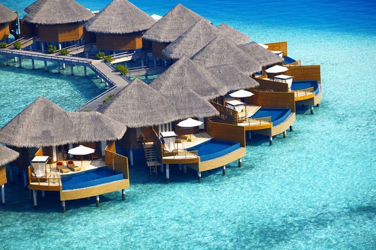 Maldives được xem là một trong những điểm đến trong mơ của bất kỳ cặp đôi mới cưới nào mong muốn có một kỳ nghỉ trăng mật hoàn hảo. Vẻ đẹp lãng mạn và hoang sơ của những hòn đảo thơ mộng như tranh vẽ, những bãi biển xanh trong tuyệt đẹp của Maldives đủ sức chiếm trọn trái tim mọi du khách. Bạn có thể lựa chọn nghỉ tại resort, thưởng thức bữa tối tại nhà hàng nằm trên bãi biển trong ánh sáng lung linh huyền ảo của những ngọn nến, giữa bầu không khí yên tĩnh và riêng tư tuyệt đối.