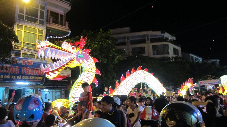 “Cách thủ đô Hà Nội không quá xa, chỉ hơn 100km nên nếu bạn là người bận rộn thì hoàn toàn có thể đi về trong ngày. Chắc chắn Tuyên Quang sẽ là một địa điểm lí tưởng để bạn có thể trải nghiệm không gian tuyệt vời, sôi động và đặc sắc của đêm hội Trung thu 2016...”