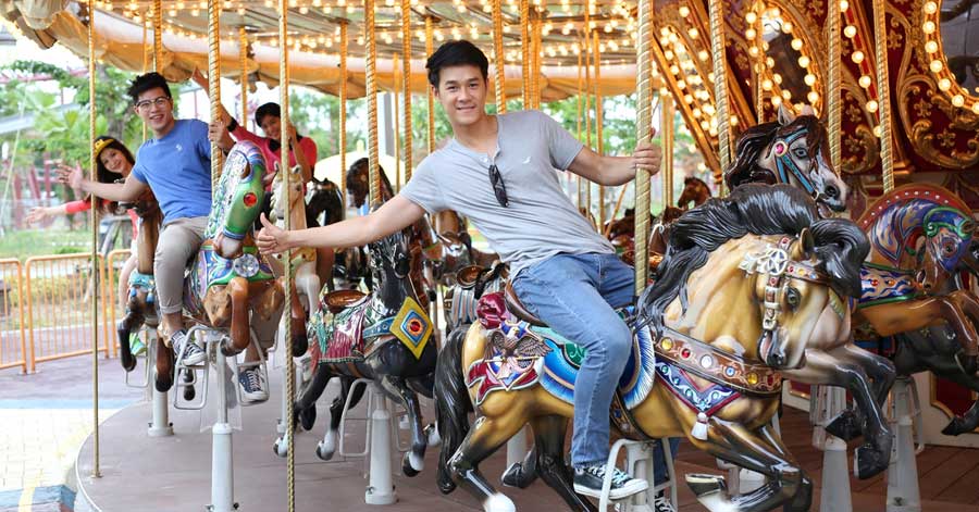 Trong tay vé máy bay từ Sài Gòn đi Đà Nẵng - vui chơi Asian Park