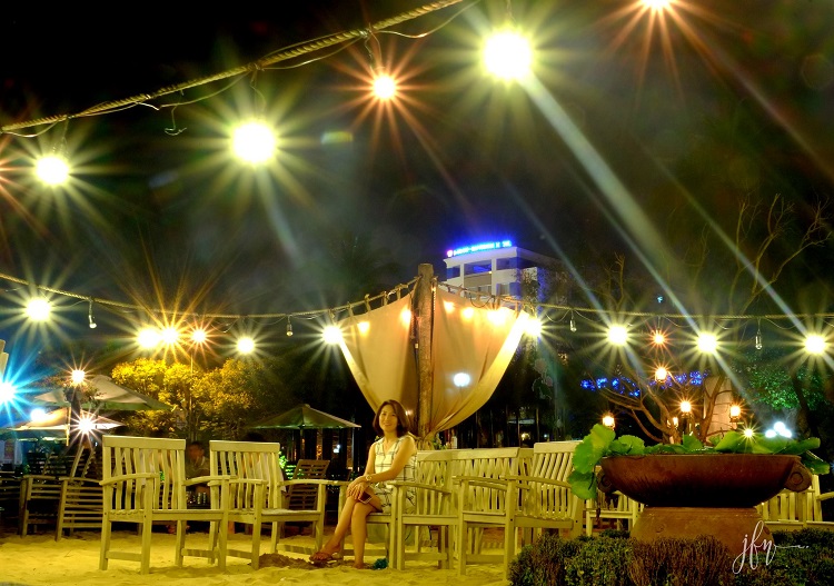 Quán cafe trên bãi biển Quy Nhơn về đêm